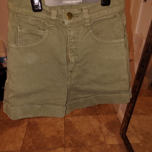 Neiman Marcus Sage Green Women's Cargo Shorts - Picture 5 of 6
